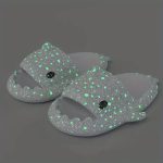 Világító Cápa, cápás papucs, fluoreszkáló,  26-31 méretig