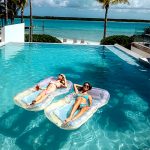 Felfújható glitteres, hullámos oldalú hálós matrac, fejpárnával, pohártartóval