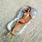 Felfújható glitteres, hullámos oldalú hálós matrac, fejpárnával, pohártartóval