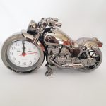 Chopper motor formájú asztali óra, ébresztő óra