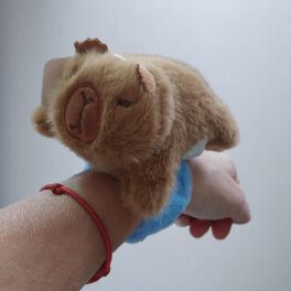Capybara plüss, csuklóra tehető kicsiknek