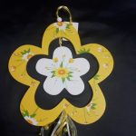 Tavaszi ajtódísz, festett, fa 