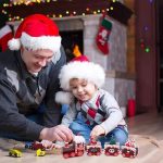 Karácsonyi festett favonat havas vagonokkal