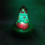 Zenélő, világító, forgó karácsonyfa 