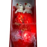 Világító, szappanrózsa csokor díszdobozban, macikkal , piros