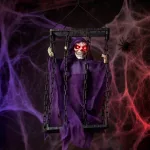Lógó, láncos kalitkába zárt, LED-es hangot adó animált Halloween-dekoráció csontváz