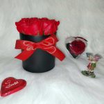 Rózsa box, szappanrózsák kör alakú díszdobozban, masnival