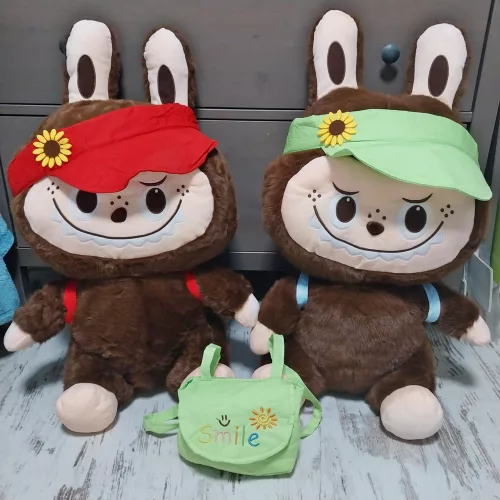 65cm Labubu sapkában hátizsákkal  óriás plüss