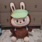 65cm Labubu sapkában hátizsákkal  óriás plüss