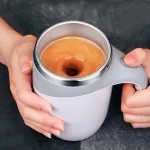 Mágneses önkeverős bögre beépített akkumulátorral, fedéllel, dupla falú, 380 ml