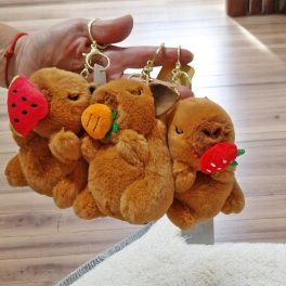 Capybara kulcstartó kihúzható gyümölcsökkel 