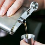 Fém flaska szett 4 pohárral, rozsdamentes acélból