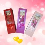 Világító, szappanrózsa csokor díszdobozban, macikkal , piros