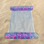 Vízen lebegő tollas függőágy, hálós matrac