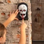 Halloween koponyás ajtócsengő-Ijesztő pókkal, világító szemekkel, rémisztő hangokkal