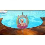 Napfénytetős, bebújós gyermek úszógumi szivárványos, felhős mintával