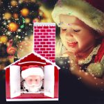 Kéményen és ajtón kikukucskáló, zenélő Mikulás