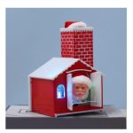 Kéményen és ajtón kikukucskáló, zenélő Mikulás