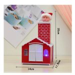 Kéményen és ajtón kikukucskáló, zenélő Mikulás