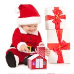 Kéményen és ajtón kikukucskáló, zenélő Mikulás