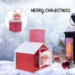 Kéményen és ajtón kikukucskáló, zenélő Mikulás