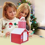 Kéményen és ajtón kikukucskáló, zenélő Mikulás