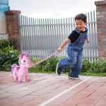 Sétáló, éneklő plüss unikornis, gyeplő irányítással 