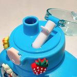 Maci formájú gyerek kulacs, matricákkal, nyakpánttal, 1 literes 