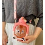 Maci formájú gyerek kulacs, matricákkal, nyakpánttal, 1 literes 