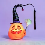 Halloween boszorkánykalapos világító és kacagó töklámpás tartónyéllel
