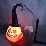 Halloween boszorkánykalapos világító és kacagó töklámpás tartónyéllel