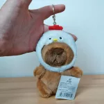 Sapkás plüss capybara kulcstartó 