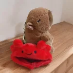 Sapkás plüss capybara kulcstartó 