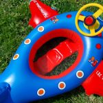 Felfújható beülős, kormányos, repülő formájú gyermek úszógumi