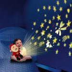 Világító, zenélő, csillagfényes kivetítős plüss Star Belly Mikulás 