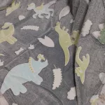 Dínó mintás sötétben világító puha plüss takaró, pléd 100x150cm