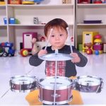 Játék dobfelszerelés ütővel, cintányérral 