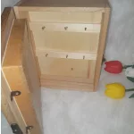Fa kulcstartó szekrény, üvegezett 