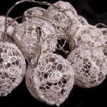 Dekoratív, horgolással díszített, színes gömb égősor 