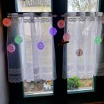 Dekoratív, horgolással díszített, színes gömb égősor 