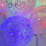 Dekoratív, horgolással díszített, színes gömb égősor 