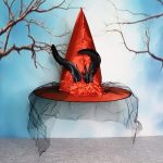 Piros boszorkány kalap, süveg, sapka fátyollal, tollal, Halloween -re 