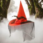 Piros boszorkány kalap, süveg, sapka fátyollal, tollal, Halloween -re 