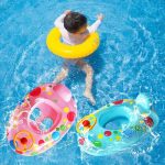 Kicsi autó formájú, kormányos, beülős úszógumi 