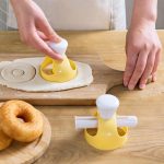 Fánk kiszúró csipesszel 